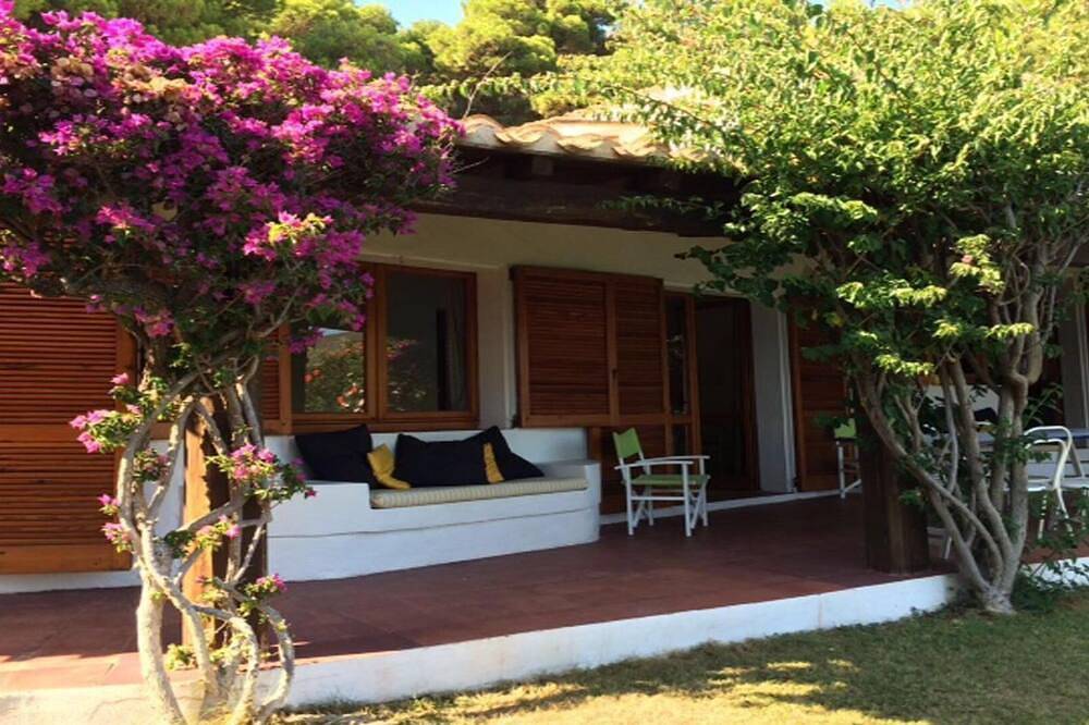 Villa frontemare con esclusiva vista sulla baia e accesso diretto al mare. in Geremeas, Torre delle Stelle
