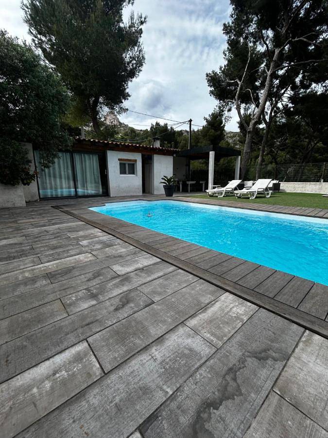 En Plein cœur des calanques à 800 m de la mer hébergement avec Piscine Exclusive in Le Rove, Côte méditerranéenne (France)