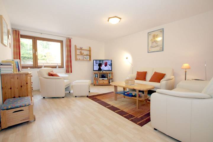 Ganze Wohnung, Ferienwhg. im 3-Familienhaus, ca. 95m² mit 3-Zimmern für 5 Personen, Souterrain in Wyk auf Föhr (Stadt), Wyk auf Föhr