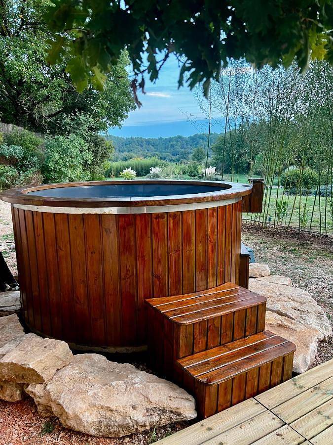 Location de vacances pour 3 personnes, avec piscine ainsi que vue et jardin à Tavernes - 3