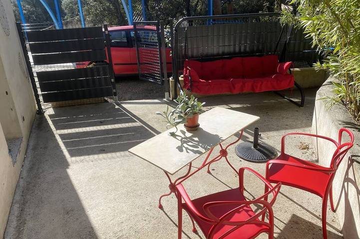 Location de vacances pour 2 personnes, avec Terrasse et Jardin à La Bastidonne