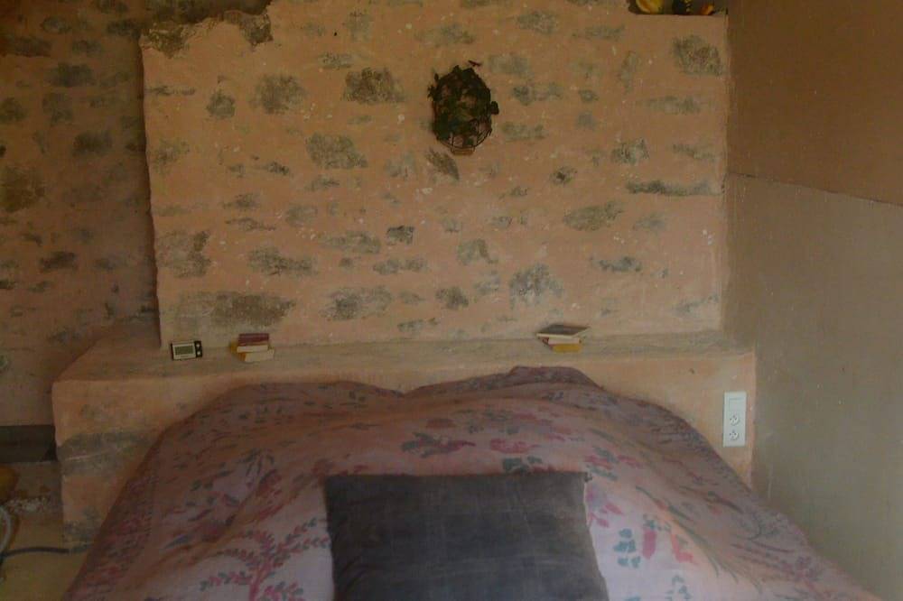 Un capullo en la naturaleza in Meyrignac-l'Église, Región de Tulle