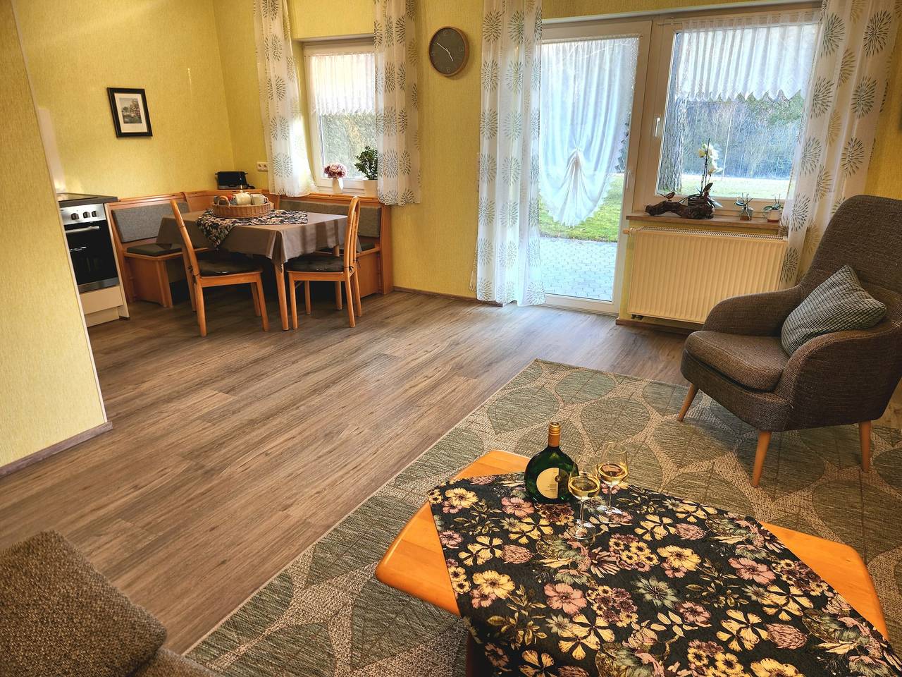 Ganze Wohnung, Ferienwohnung 'Scheurebe' mit privatem Balkon, Gemeinschaftsterrasse und Gemeinschaftsgarten in Iphofen, Fränkisches Weinland