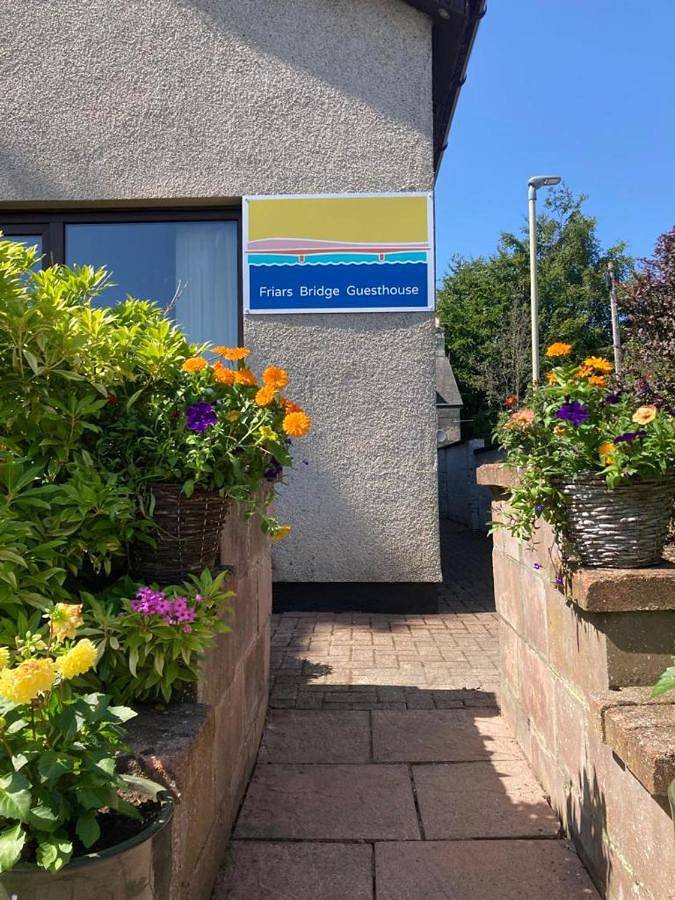 Alojamiento y desayuno para 3 personas, con Terraza y Jardín en Inverness