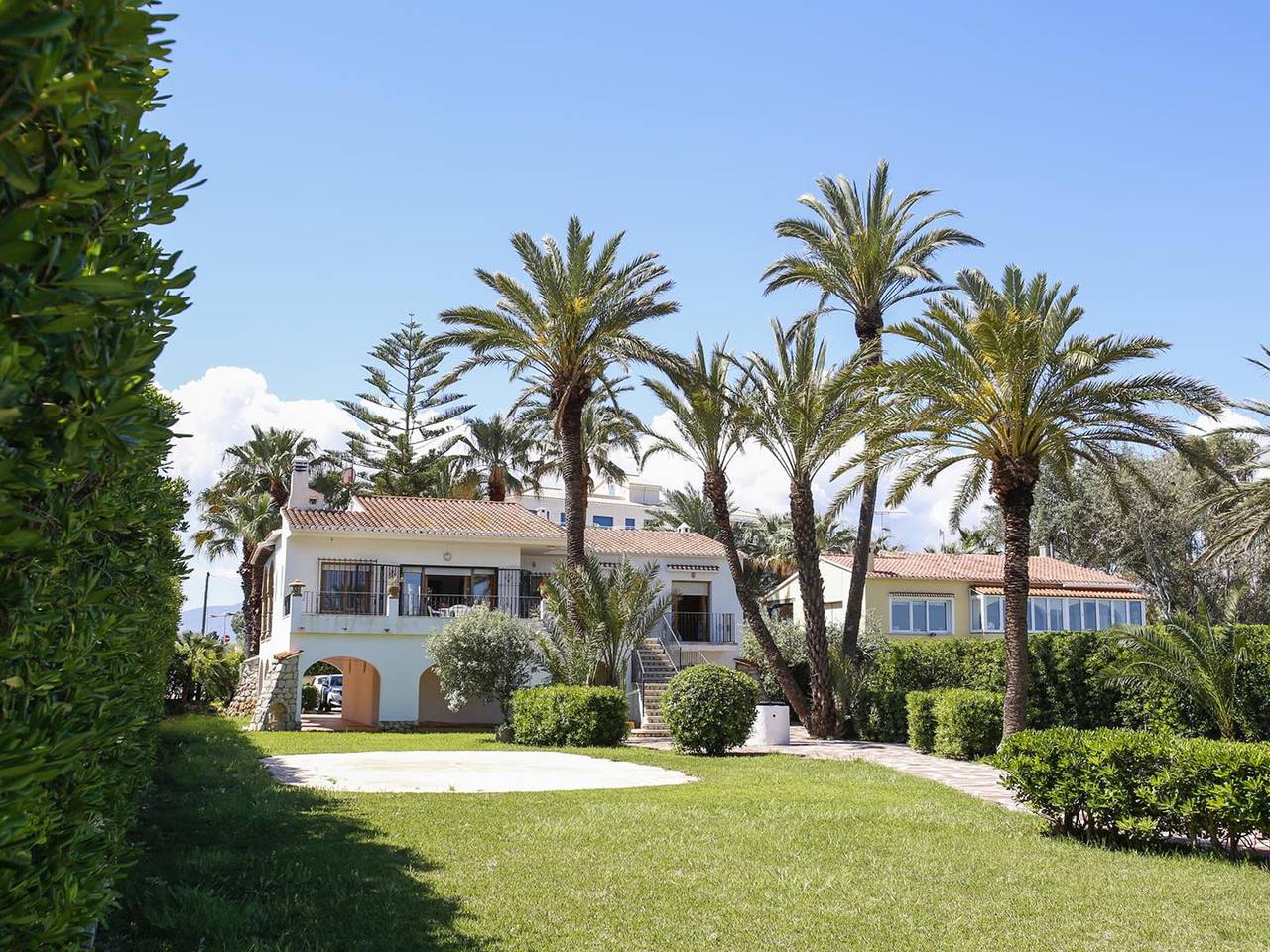 Charming beachfront villa with parking and air conditioning in El Palmar, Costa Blanca