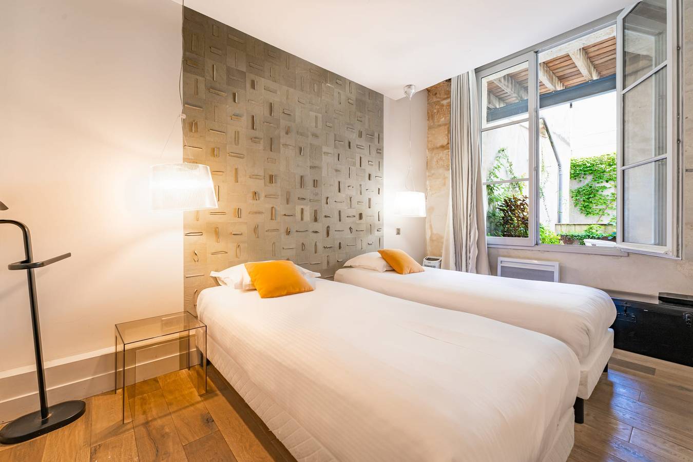 Entire apartment, Superb flat with 2 bedrooms and a huge terrace in Bordeaux, Bordeaux region