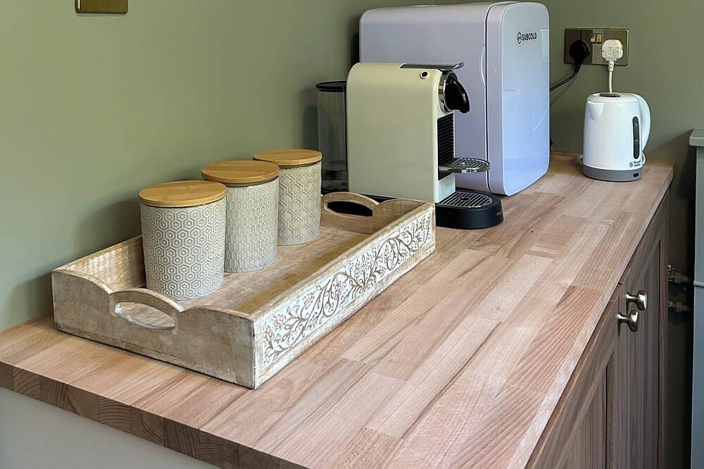 Entire apartment, The Warwick Room, a charming small studio perfect for a single person or couple. in Warwick, Warwickshire