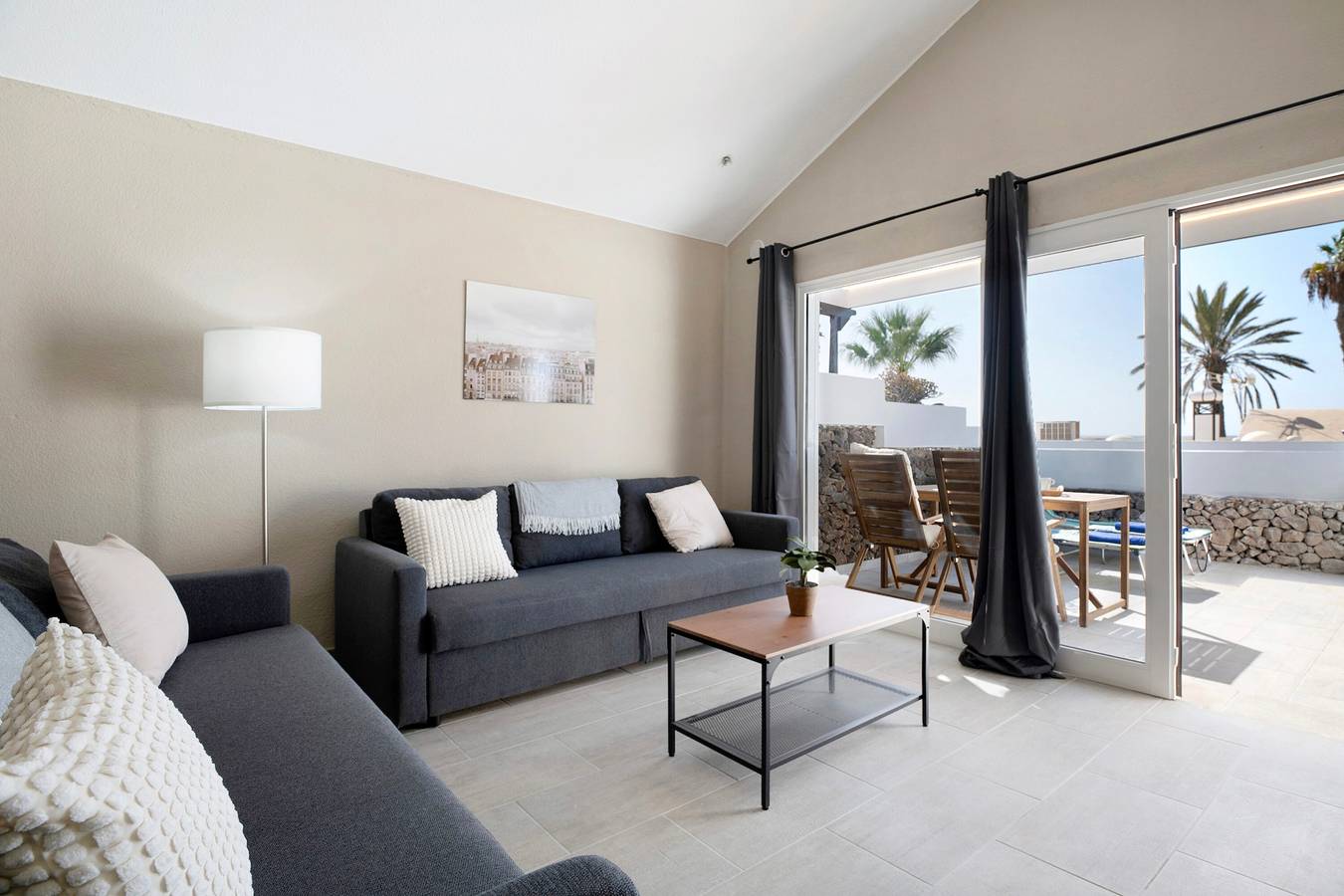 Apartamento entero, Apartamento de vacaciones 'Playa Flamingo 19' con vistas al mar, piscina compartida y terraza in Playa Blanca, Yaiza