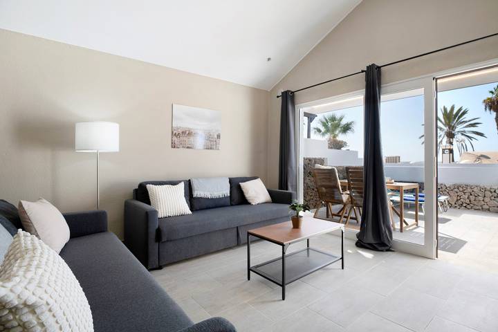 Apartamento entero, Apartamento de vacaciones 'Playa Flamingo 19' con vistas al mar, piscina compartida y terraza in Playa Blanca, Yaiza