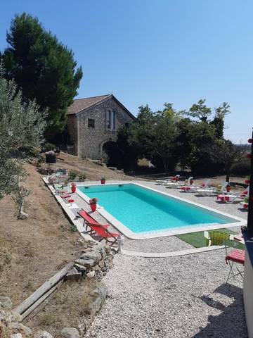 Location de vacances pour 8 personnes, avec vue ainsi que jardin et piscine à Montels