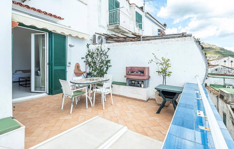 Entire holiday apartment, Seaside Retreat with Terrace & AC near Spiaggia dei Ninnilli in Spiaggia dello Scoglione, Vietri sul Mare