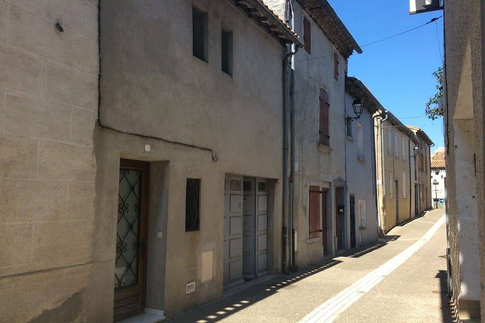 Maison familiale de quatre chambres au cœur d’un petit village  audois 8 km cité in Pezens, Région de Carcassonne