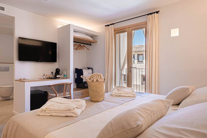 Apartamento '103 - Habitación Doble con Balcón', Vistas a la Montaña, Wi-Fi y Aire Acondicionado in Capdepera, Mallorca Este