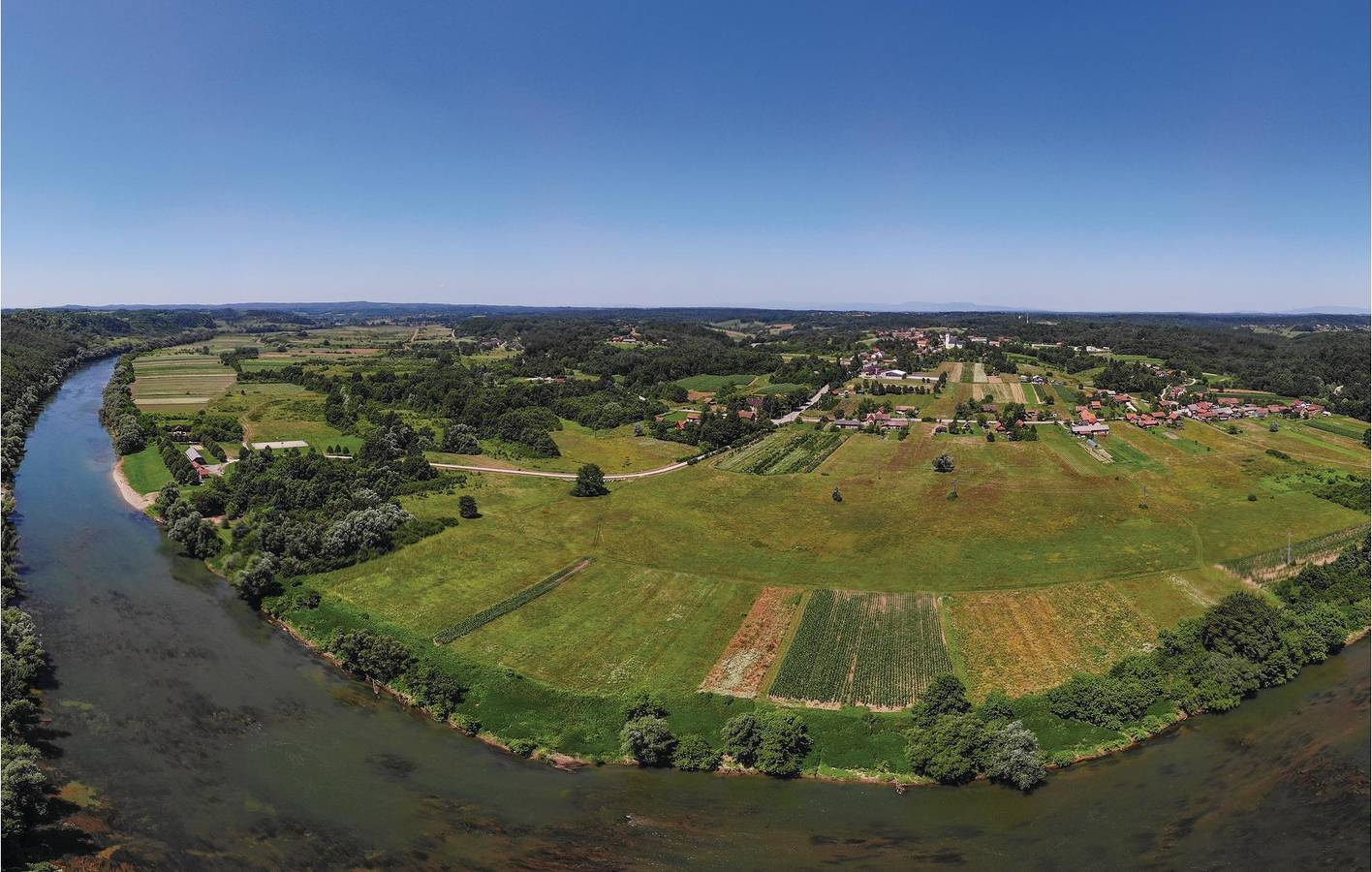 Gemütliche 2-Zimmer-Wohnung mit Terrasse, 300 m vom Strand entfernt und mit moderner Ausstattung in Sisak-Moslavina
