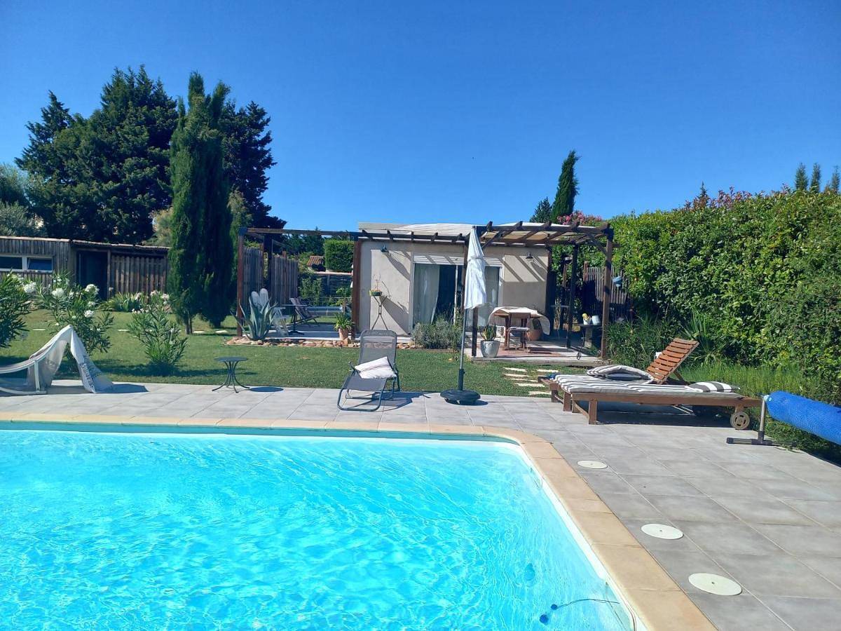 Double Room with Pool View in Aramon, Région de Nîmes