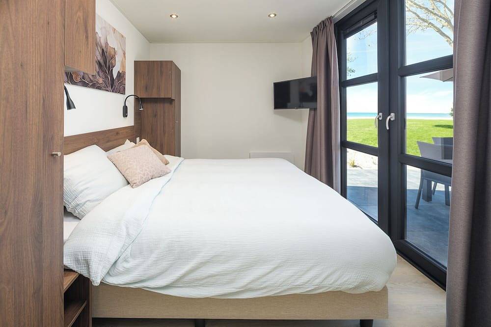 Luxury and space for 4+2 people: this villa offers three bedrooms, two bathrooms, and a sunny roof terrace for ultimate relaxation. in Workum, Ijsselmeer