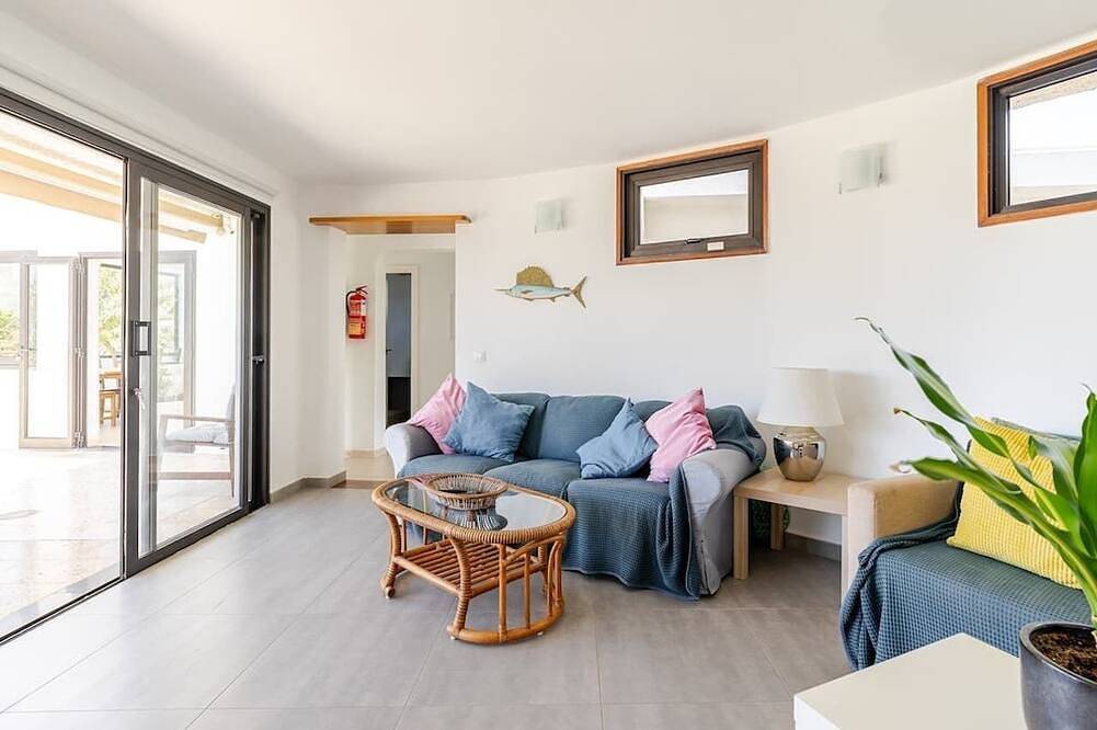 Stunning beach view, heated pool, perfect house for comfort and relaxation in Famara Beach, Teguise