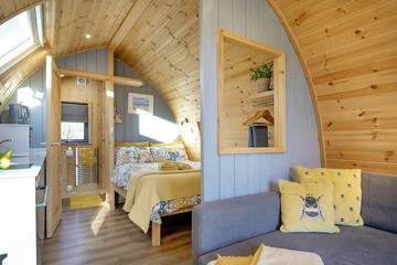 Log Cabin for 2 People in Cornwall, South West England, Photo 2