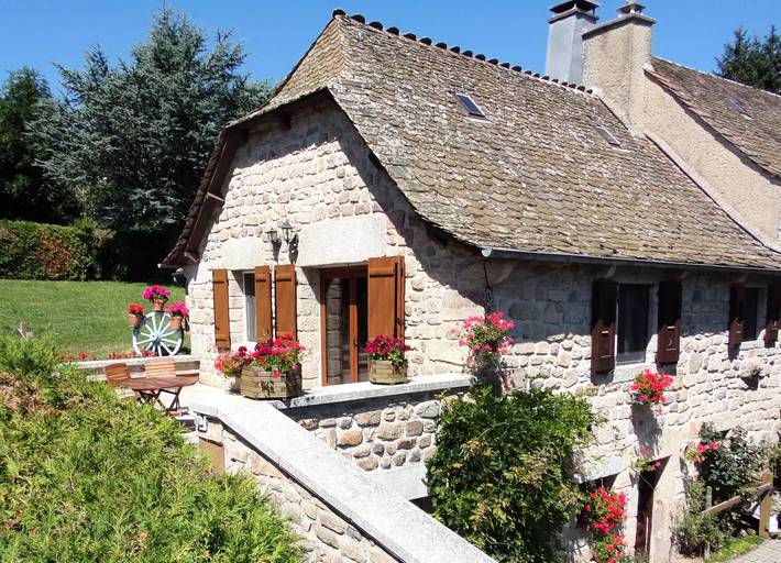 Gîte pour 4 personnes, avec piscine et jardin dans L'Aubrac