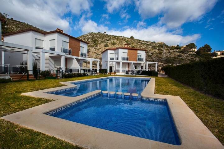 Casa de vacaciones para 6 personas, con jardín y vistas además de piscina y piscina para niños, Se admiten mascotas - 1