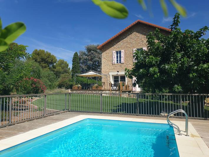 Gîte pour 11 personnes, avec piscine ainsi que vue et jardin