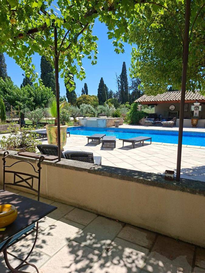 Chambre d’hôte pour 2 personnes, avec Terrasse ainsi que Jardin et Piscine à Châteaurenard
