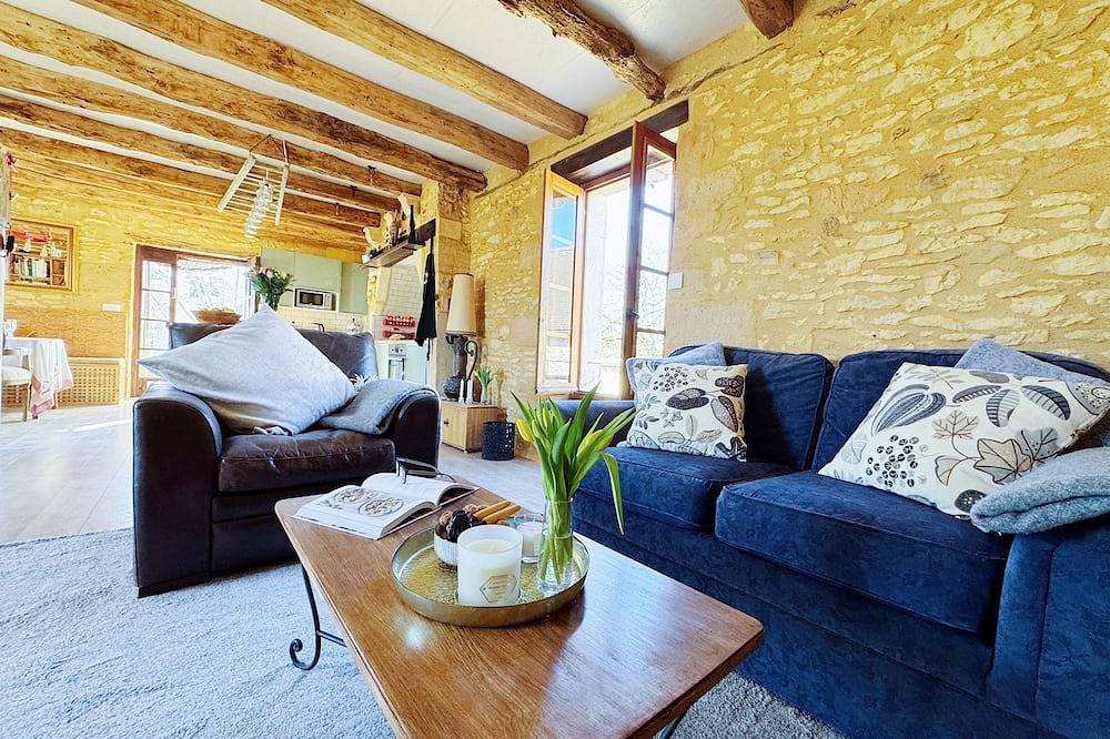 Charming 2-bedroom cottage within a pretty sandstone courtyard with large pool in Saint-Cyprien (Aquitaine), Périgord Noir