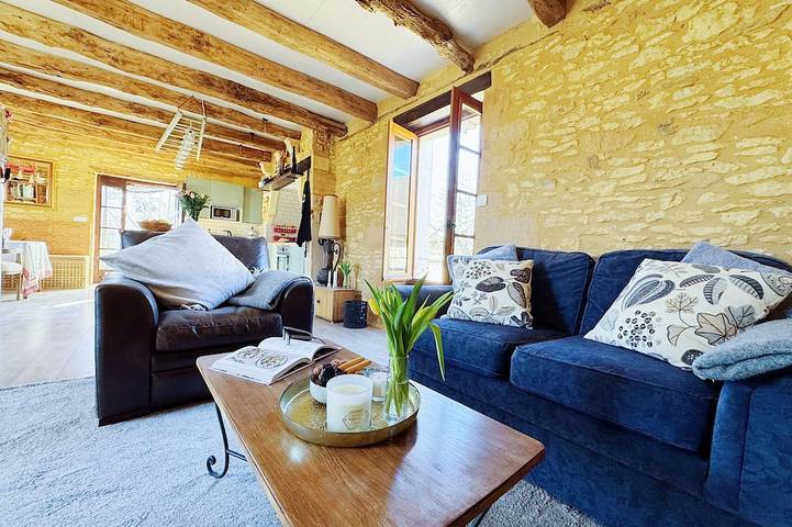 Charming 2-bedroom cottage within a pretty sandstone courtyard with large pool in Saint-Cyprien (Aquitaine), Périgord Noir