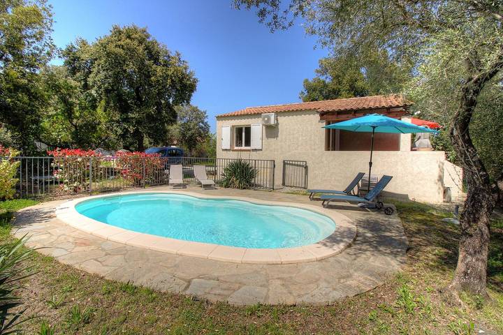 Gîte pour 4 personnes, avec Terrasse ainsi que Jardin et Piscine à Ventiseri