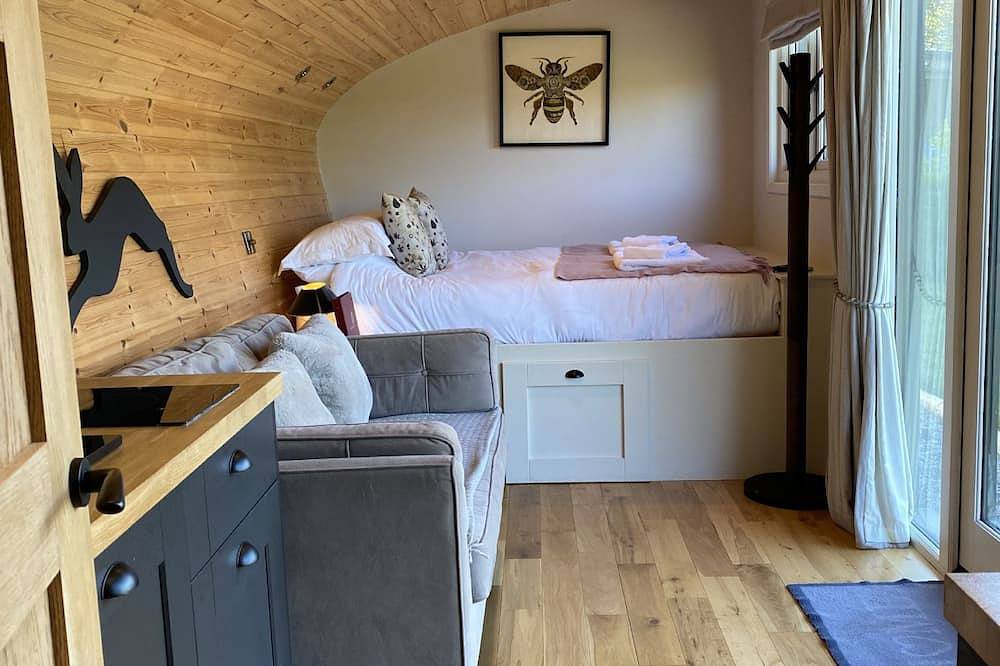 Meadow View  - (Bottom Cabin)  - sleeps 2 guests  in 1 bedroom in Foolow, Derbyshire