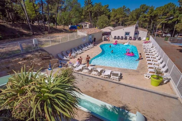 Tente pour 2 personnes, avec bassin pour enfant dans le Vaucluse - 3
