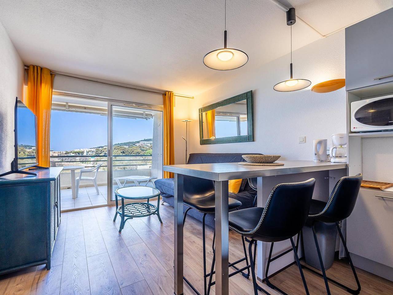 Entire apartment, 2⭐ apartment with terrace and beach view in Sète - 6 people in Sete, Mediterranean Coast (France)
