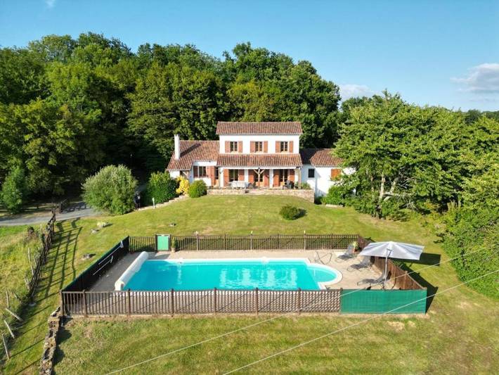 Cottage for 8 people, with Terrace and Garden as well as Pool in Dordogne