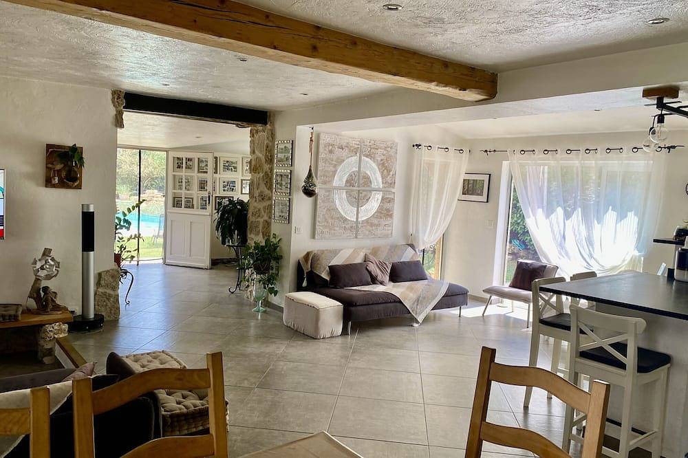 Large family home, swimming pool, jacuzzi, pool house, boules court in Châteauneuf-Grasse, Cannes region