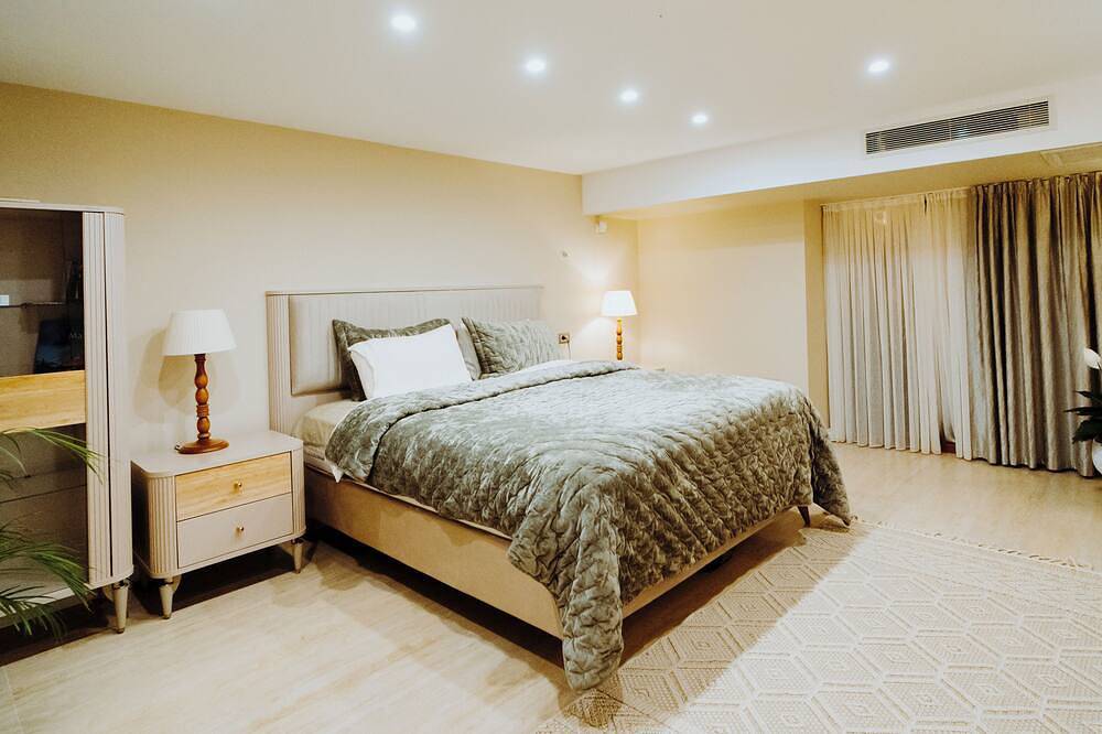 5 Br 4.5 Ba Luxury Villa with swimming pool, pond, water fall, sauna and hamam. in Antalya, Provinz Antalya