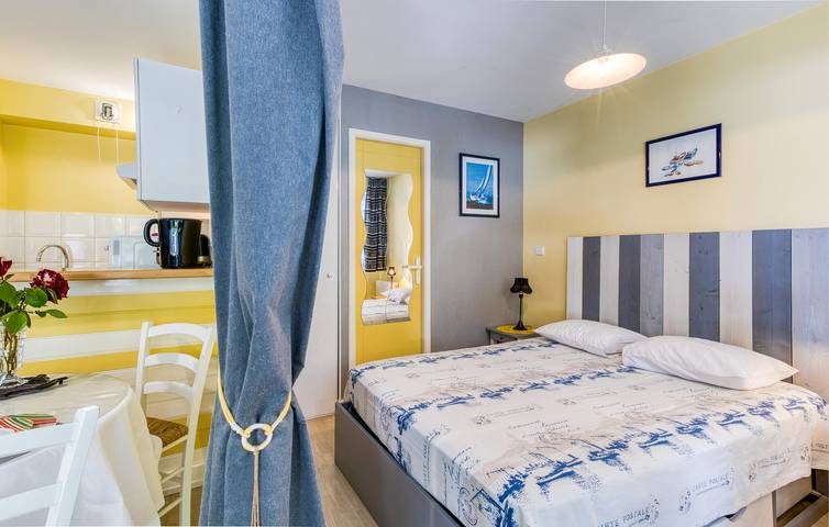 Apartamento vacacional entero, Acogedor Apartamento con Terraza, WiFi y Parking, a 700m de la Playa in La Rochelle, Región de La Rochelle