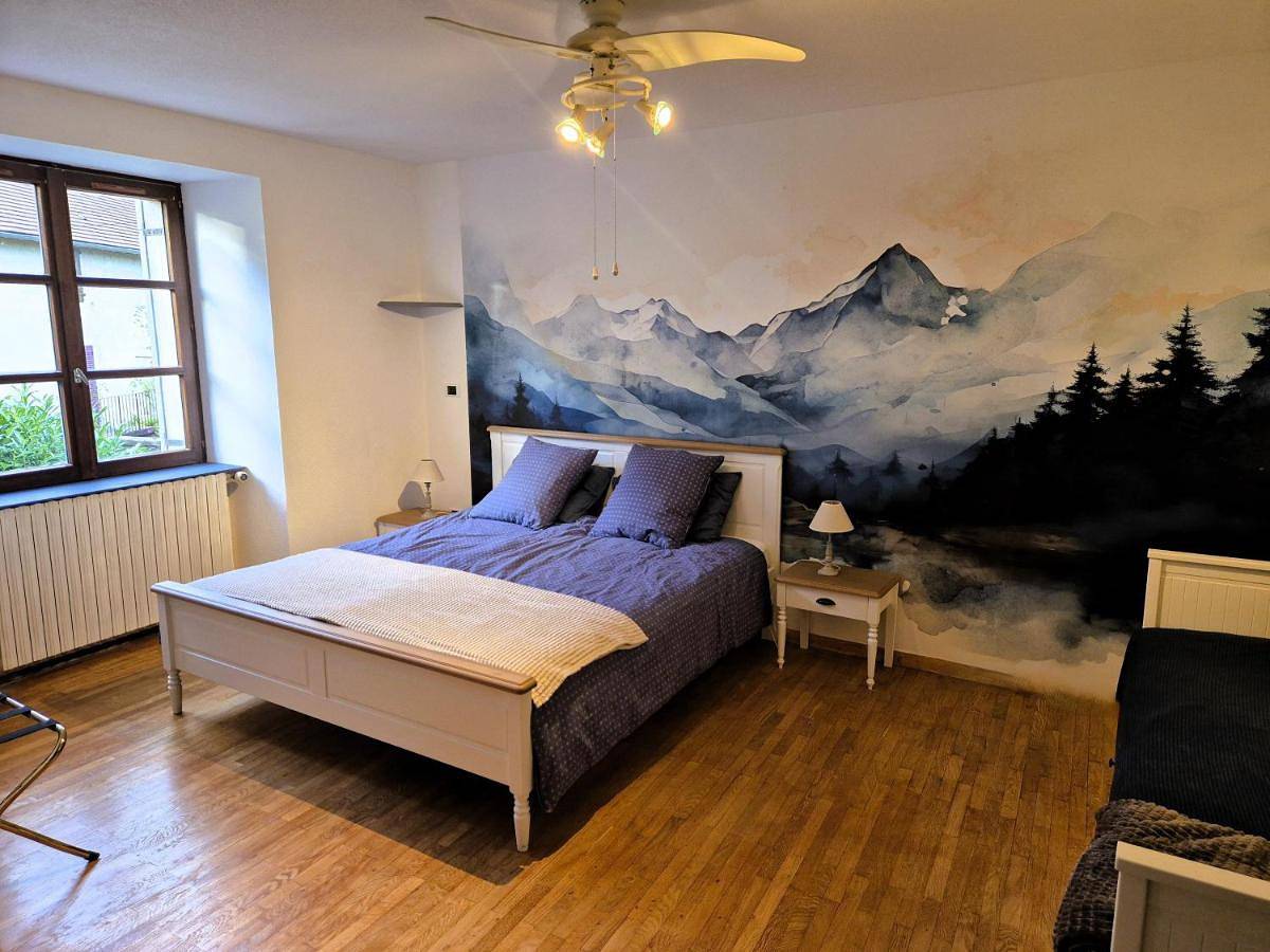 Quadruple Room with Private Bathroom in Saint-Germain-lès-Arlay, Jura