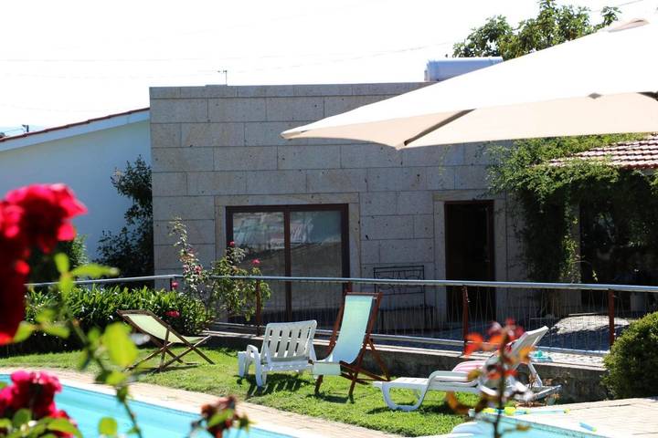 Location de vacances pour 13 personnes, avec jardin et bassin pour enfant ainsi que piscine et vue dans Paredes de Coura - 4