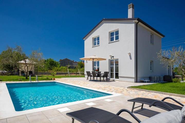 Villa für 4 Personen, mit Garten und Pool in Kaštel (Plovanija)