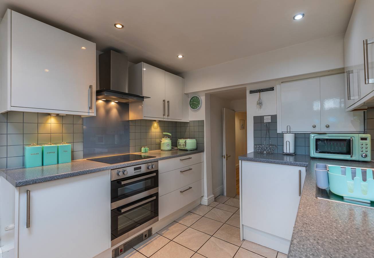 Entire holiday apartment, Seafront Apartment Private Garden & Free Parking in Littlehampton, West Sussex