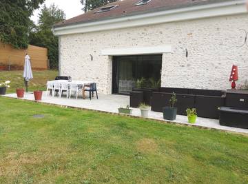 Gîte pour 8 personnes, avec jardin ainsi que terrasse et piscine dans Yvelines