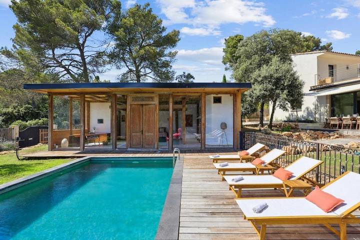 Location de vacances pour 10 personnes, avec vue ainsi que piscine et balcon à Saint-Marc-Jaumegarde - 2