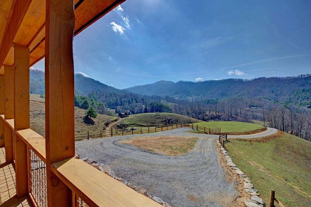 Neue Hütte auf Farm, Whirlpool, Aussicht, Kühe und Esel! in Madison County (NC)