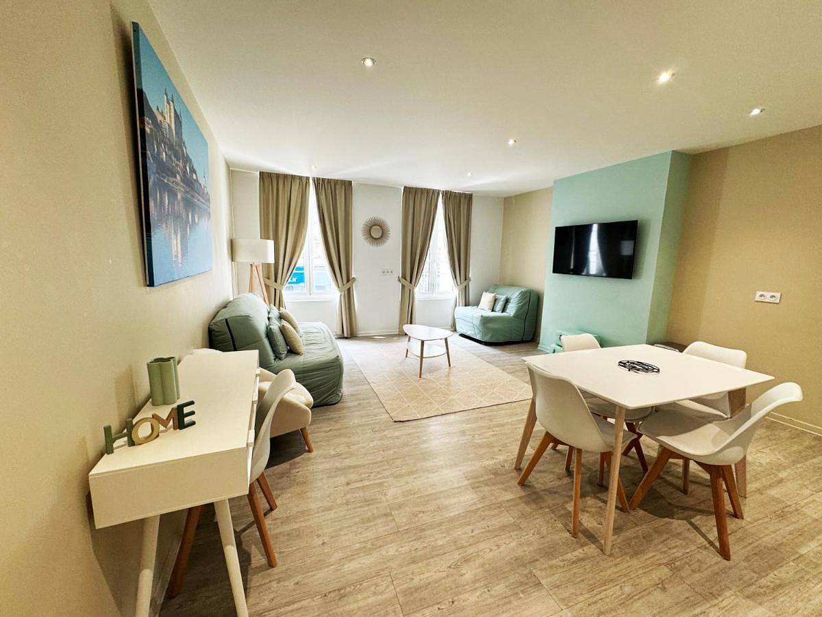 Kyriad Saumur Hyper Centre Hôtel, Appartements, Séminaires et Spa soins Sothys Paris in Saumur, Vallée de la Loire