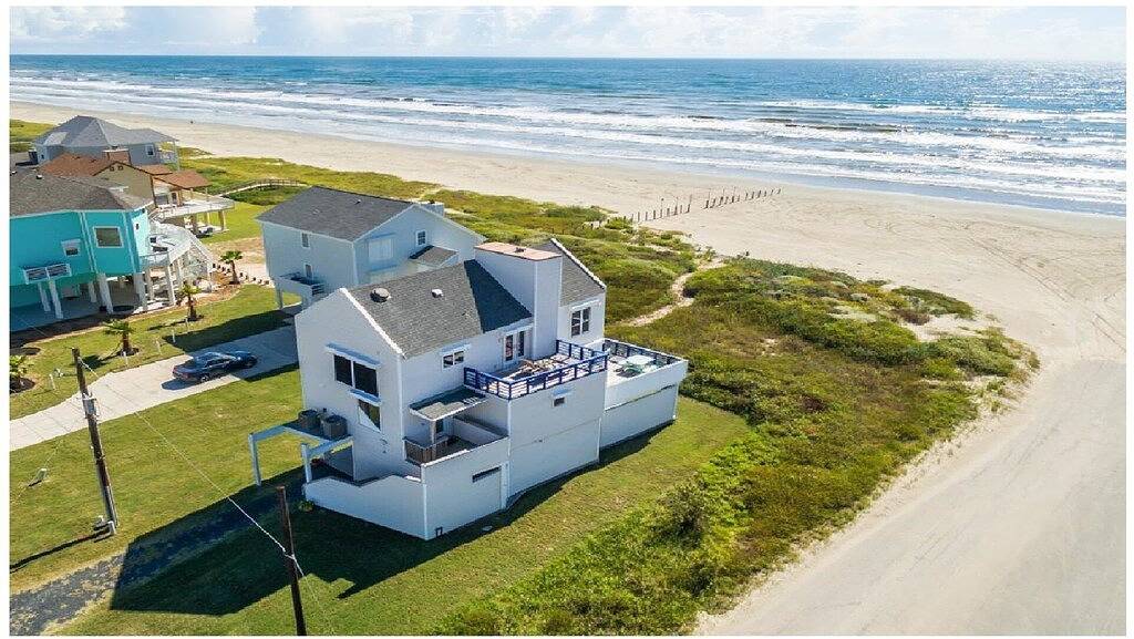 Ocean Front Beach House. Come and Enjoy The Sand, Sea, and Sun in Galveston Island, Galveston