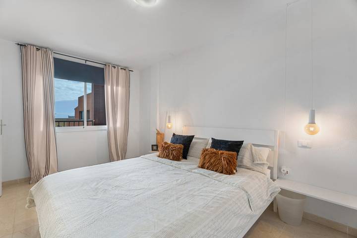 Apartamento entero, Vacaciones 'Candelaria' con vistas al mar, piscina compartida y Wi-Fi in Las Caletillas, Candelaria