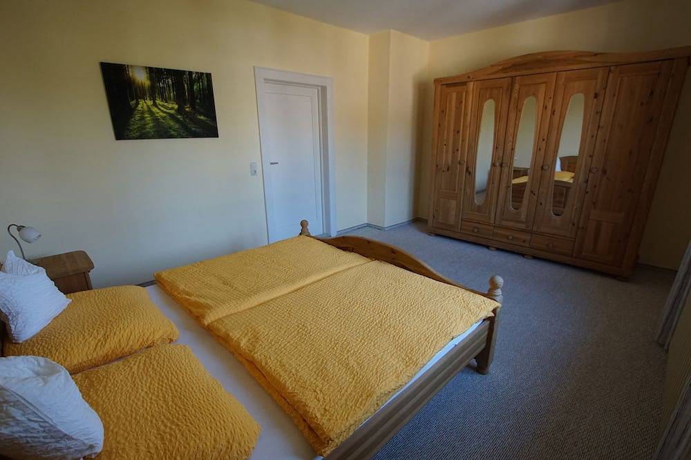 Ganze Wohnung, Ferienwohnung in großzügigem Haus mit Hof und Garten in Muldestausee, Dübener Heide