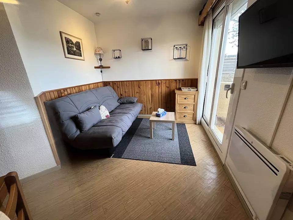 Entire apartment, T2/cabine 4 people with views of the lake and mountains in Les Angles, Prades region