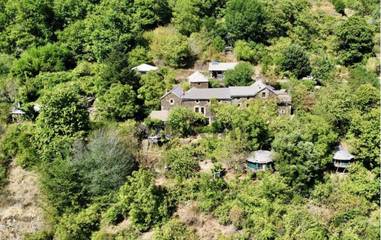 Location de vacances pour 2 personnes, avec vue ainsi que jardin et piscine à Malons-et-Elze