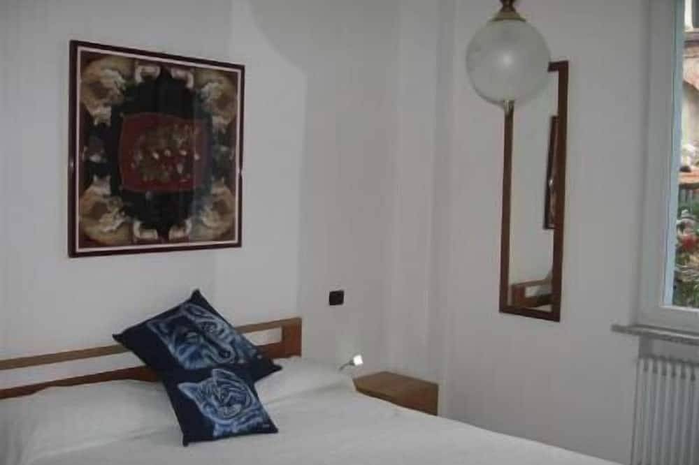 Ganze Wohnung, Lago d'Orta: liebevoll renovierte Ferienwohnung mit Garten + wunderschönem Blick in Miasino, Miasino Gemeinde
